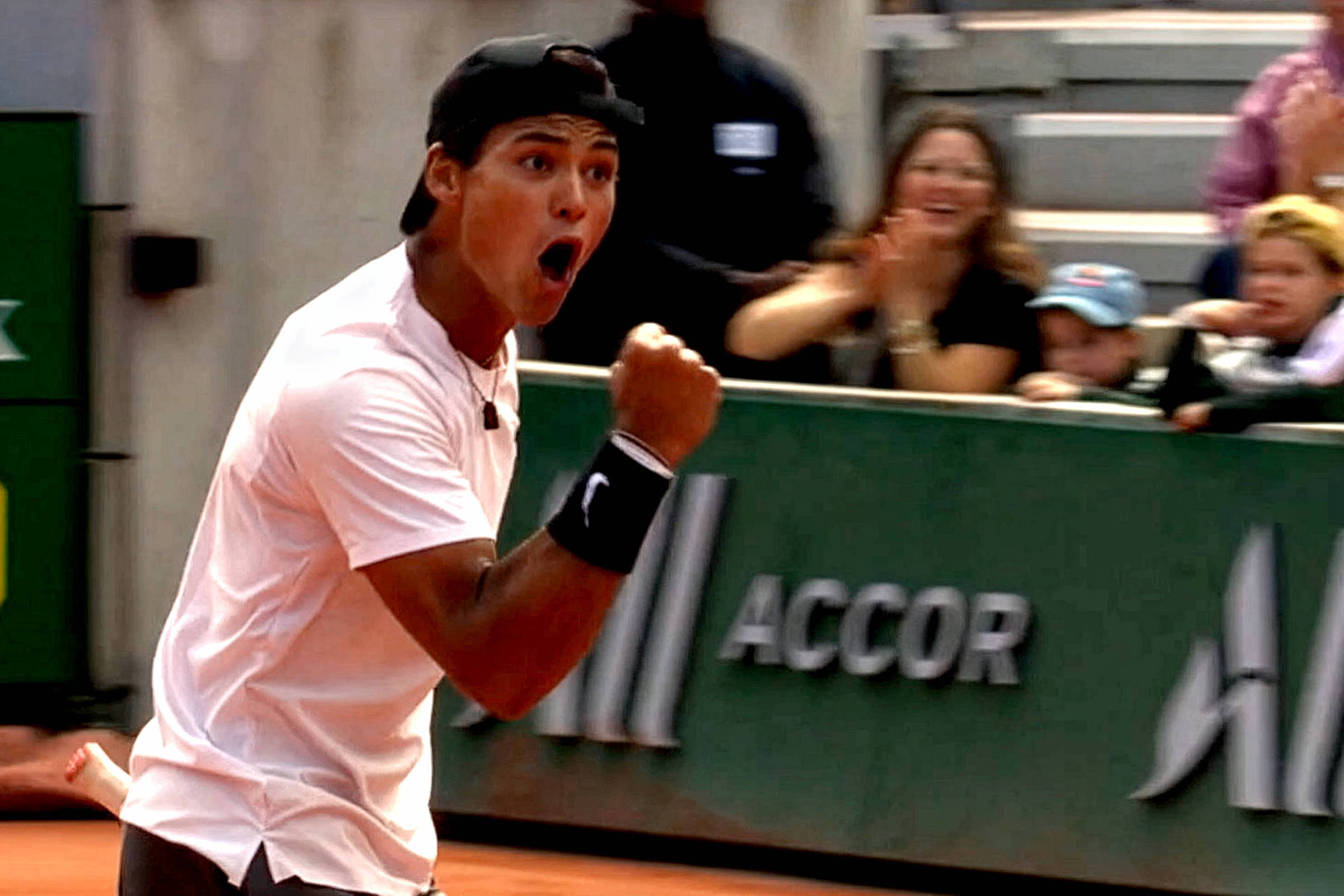Guto Miguel vence Antonius e é campeão do juvenil de Roland Garros