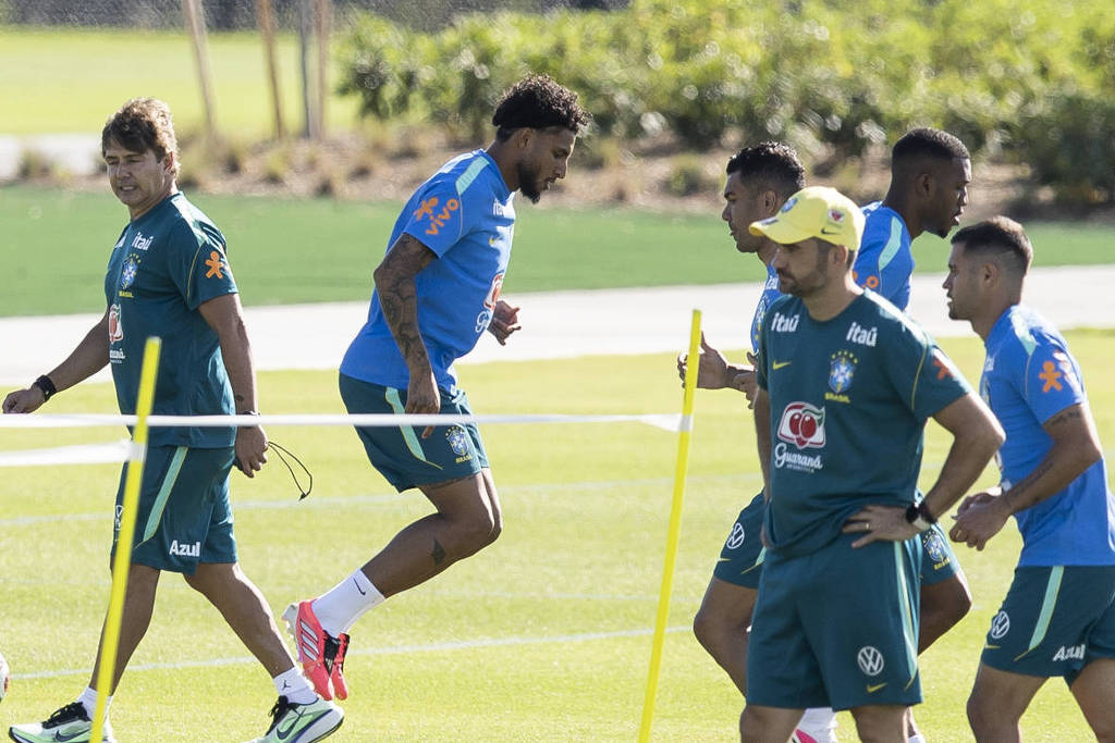 Após convocação surpresa e correria, Éderson faz primeiro treino com a seleção