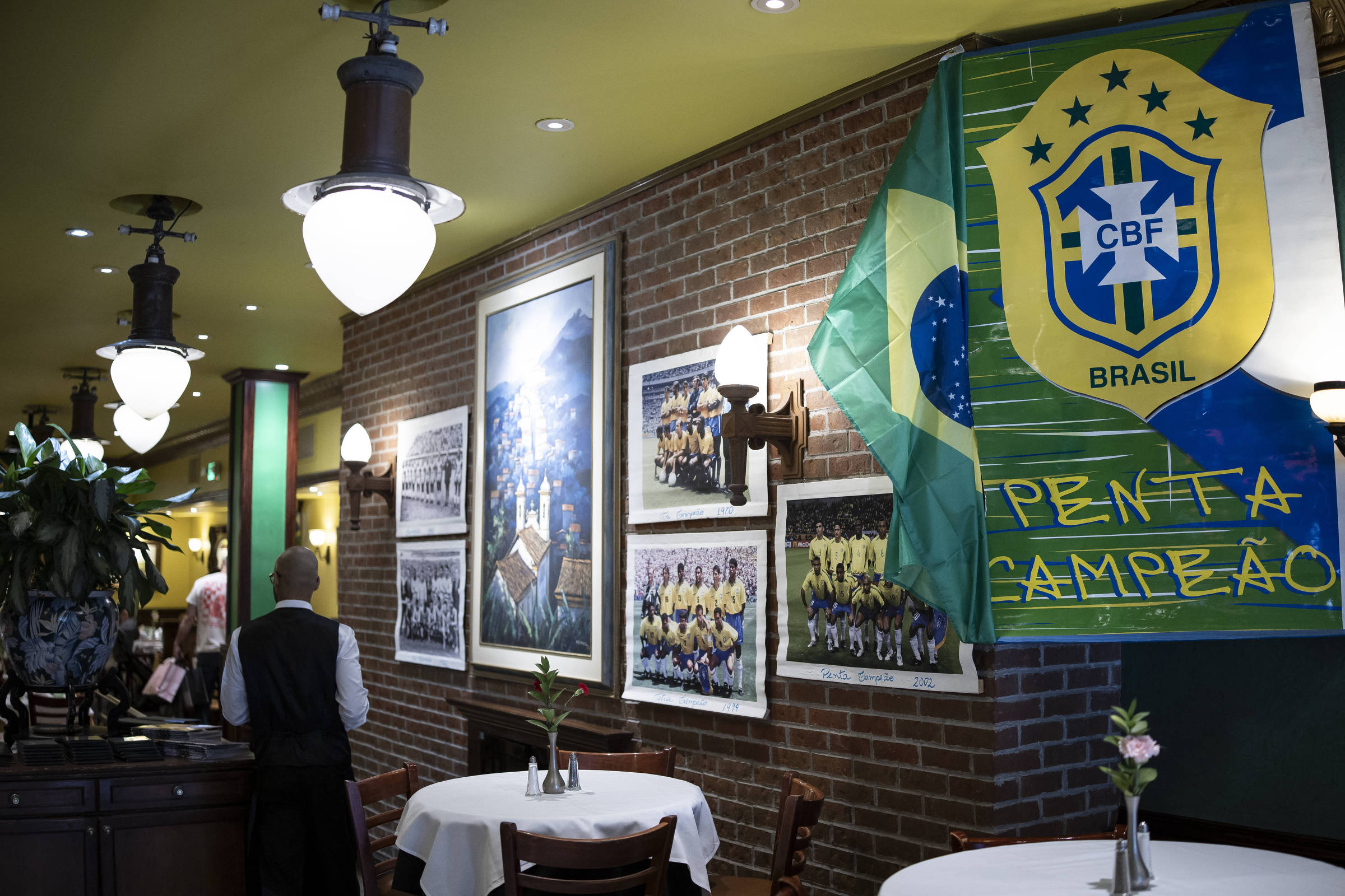 Times do pentacampeonato resistem no que sobrou da Little Brazil em Nova York