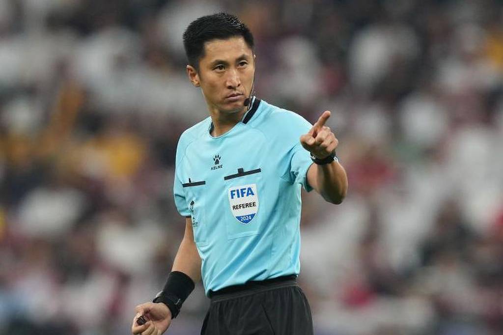 Sem seleção na Copa, chineses torcem por árbitro 'campeão de cartões vermelhos'