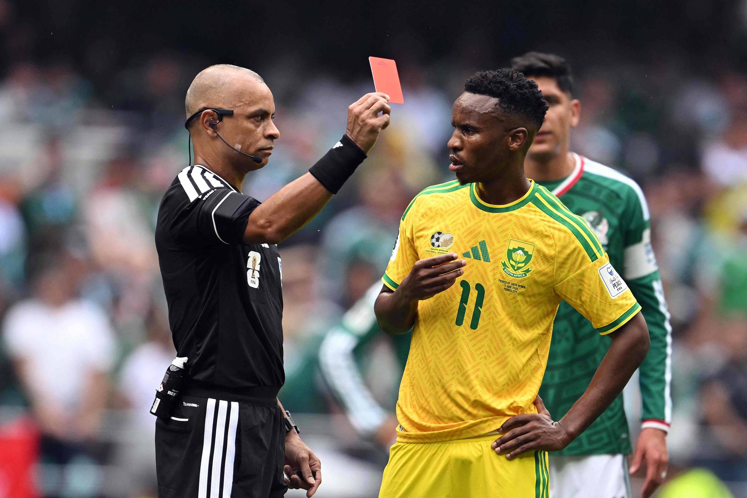 Árbitro brasileiro fica a um cartão vermelho de igualar, em um jogo, o total expulsões da Copa passada