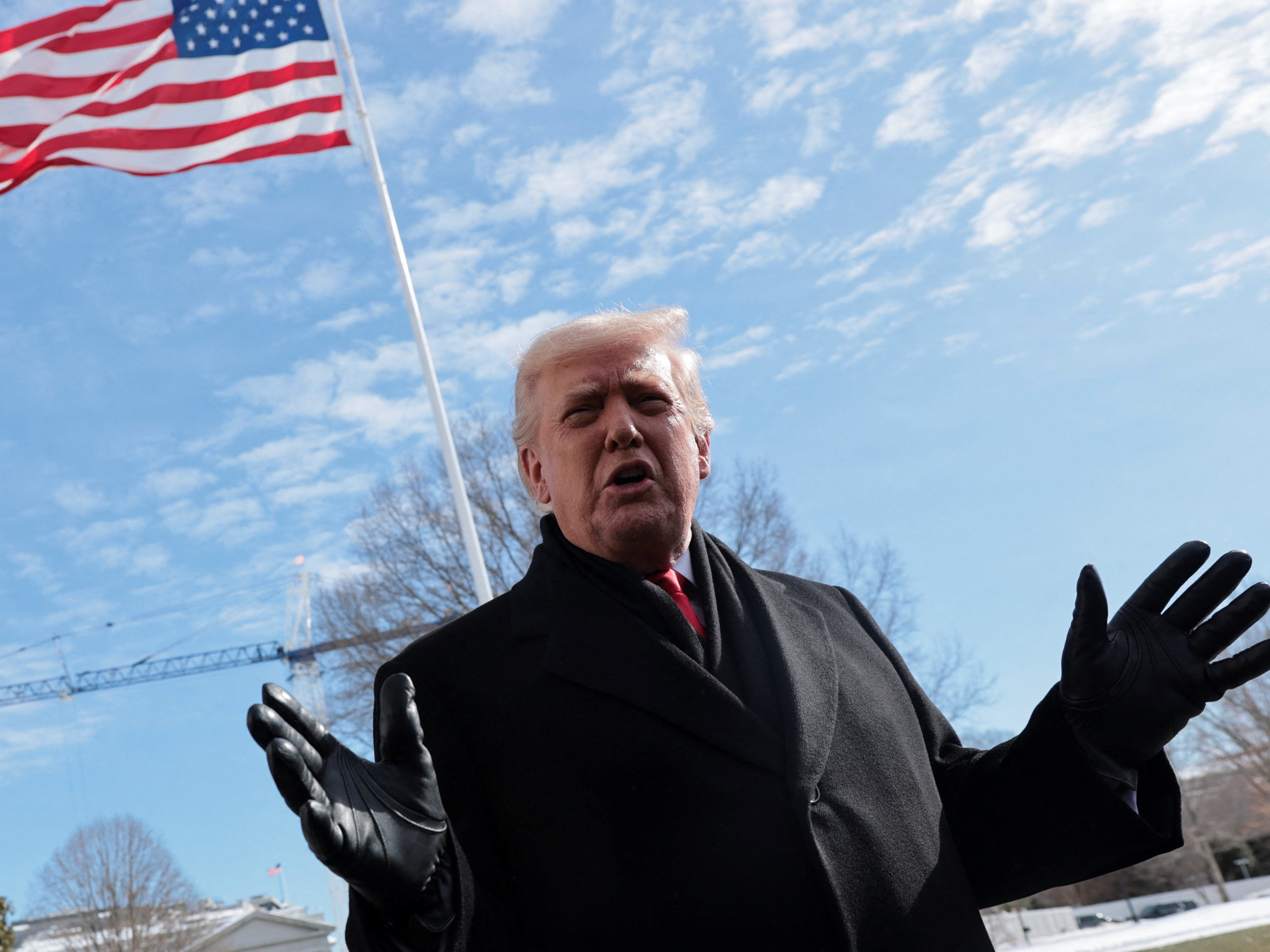 Trump rejeita rótulo de 'assassino' usado por aliado para descrever morto por agente do ICE, mas condena arma levada a protesto