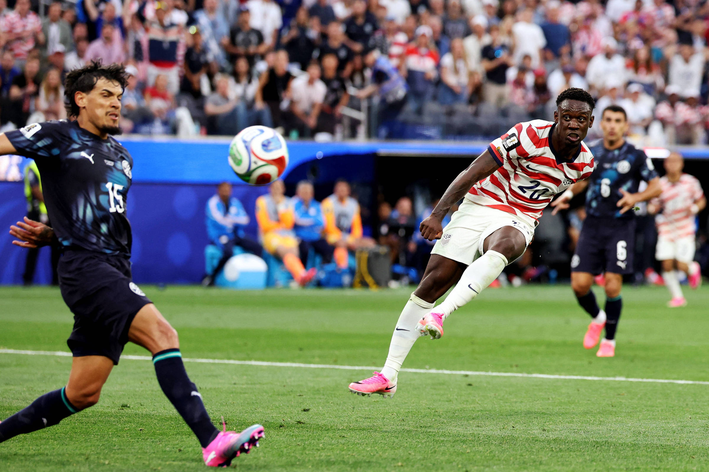 Com 2 gols de filho de imigrantes, EUA goleiam Paraguai na estreia na Copa; veja melhores momentos