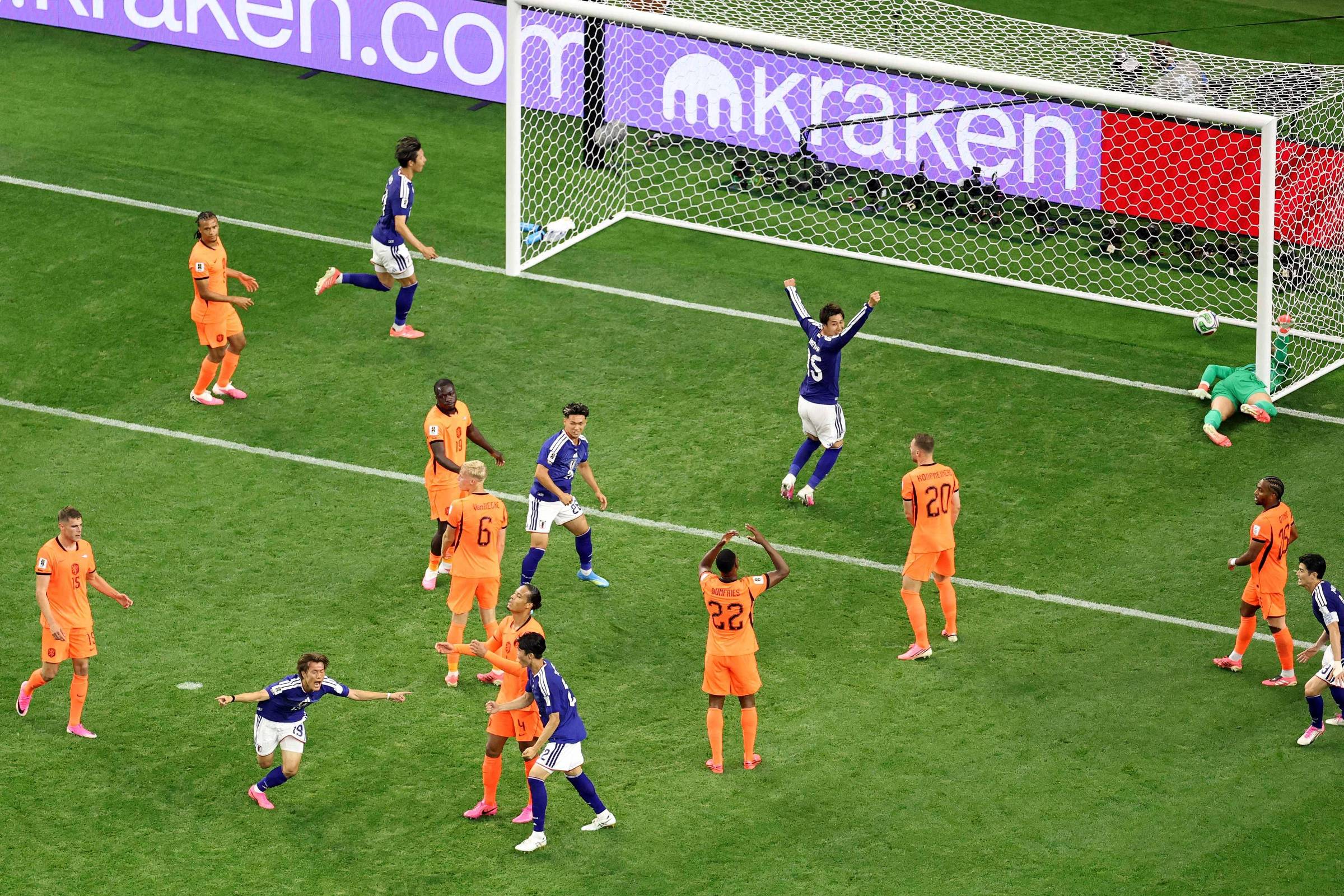 Memphis entra na estreia da Holanda, que não evita empate do Japão no fim; veja vídeo dos melhores momentos