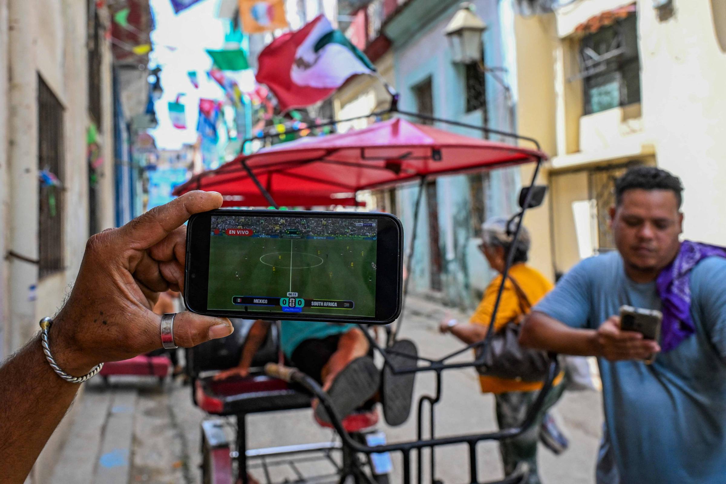 Na Cuba golpeada pela crise, a Copa do Mundo oferece um breve alívio