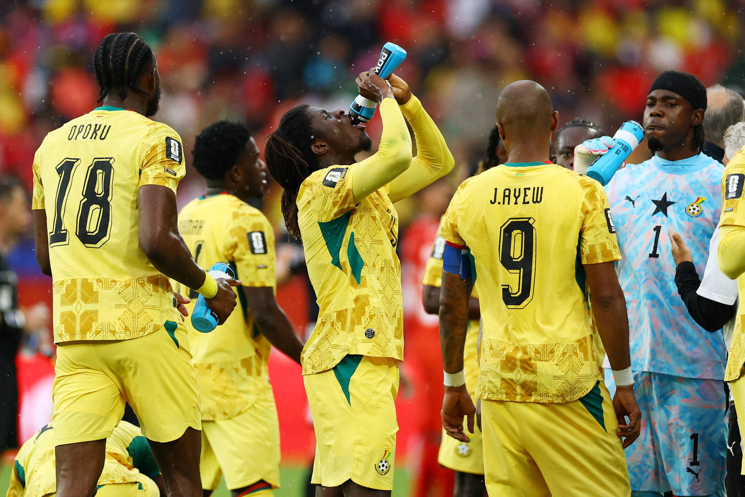 Torcedores vaiam intervalos para hidratação durante jogos da Copa