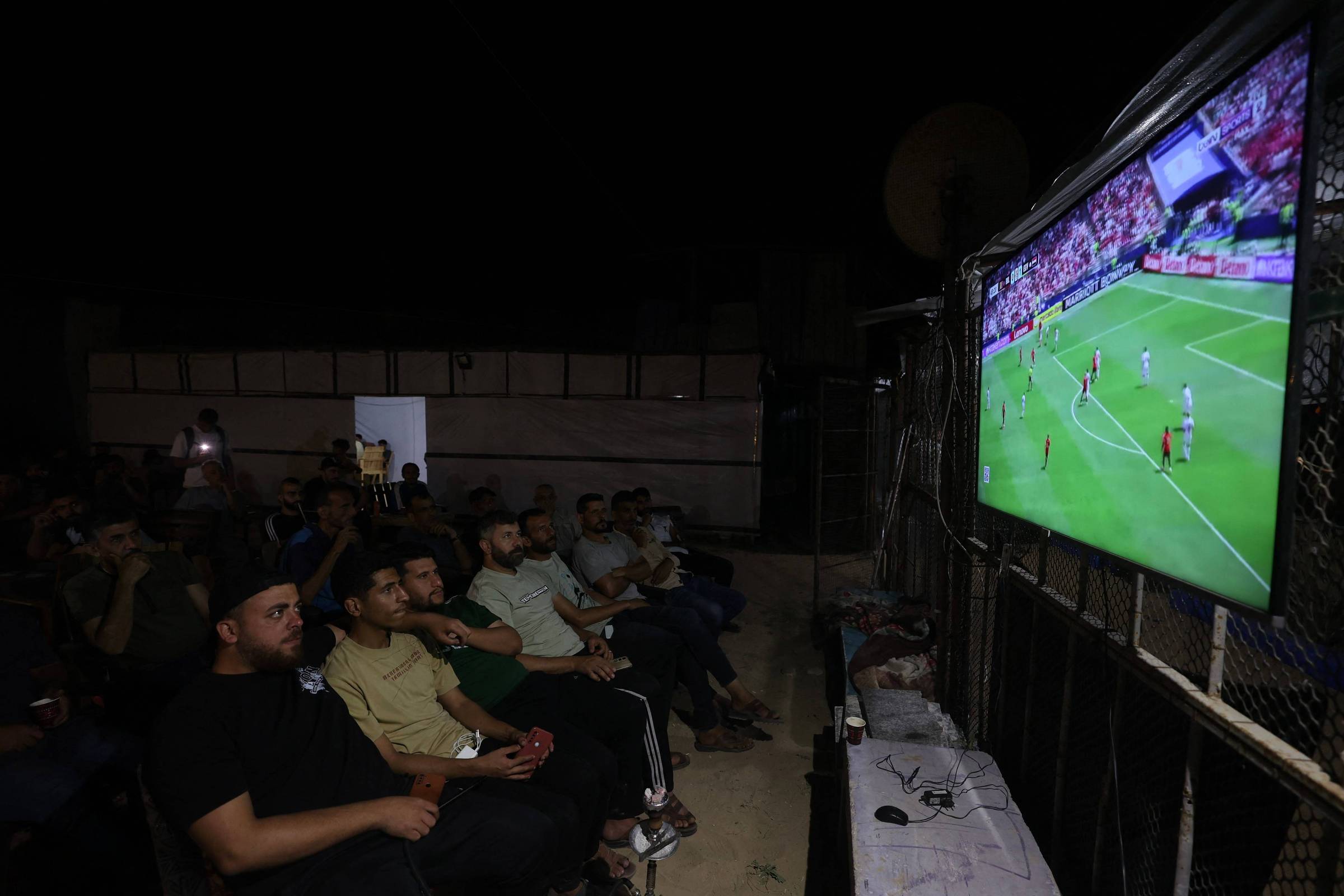 Palestinos assistem à Copa do Mundo em meio a ruínas e escassez em Gaza