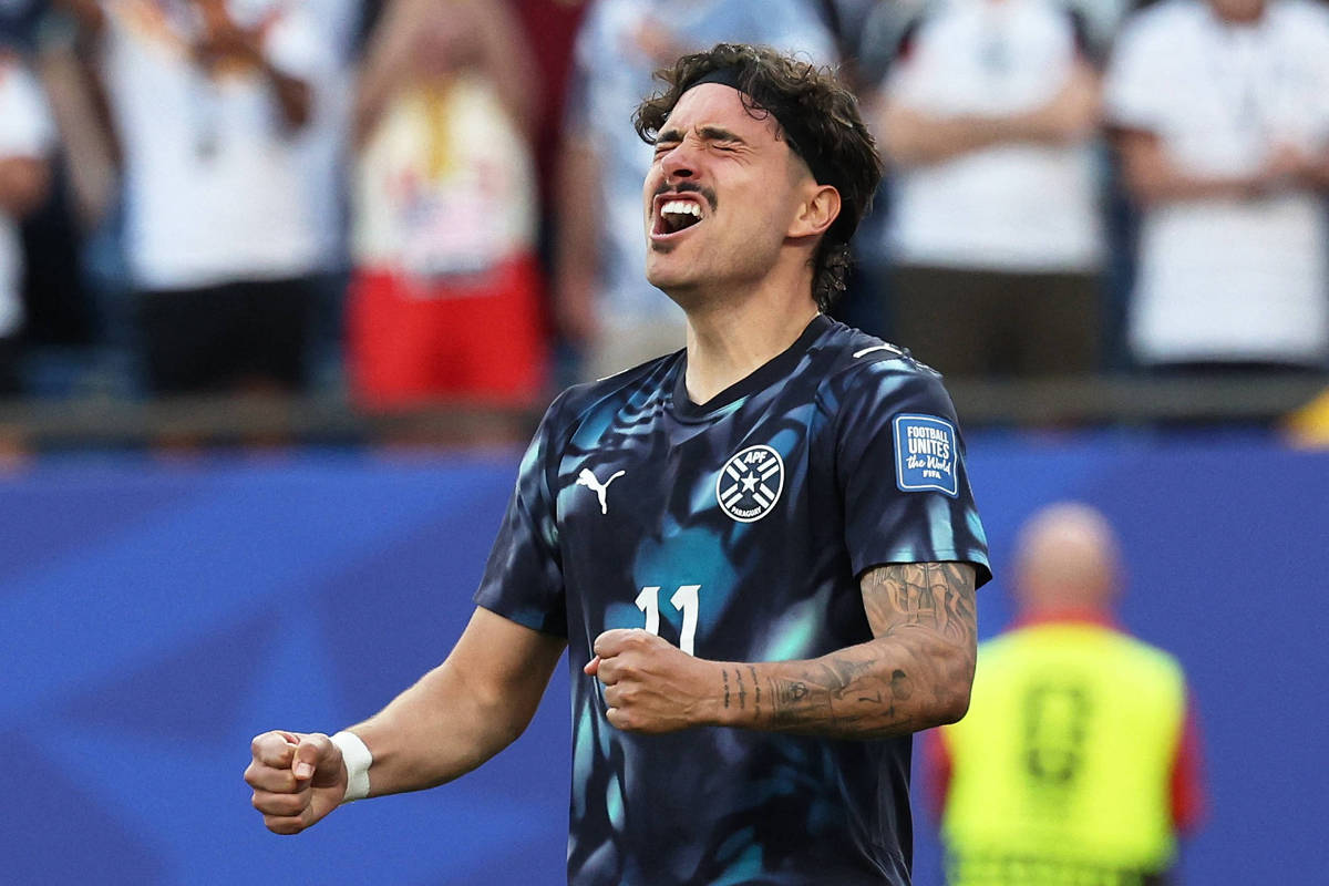 'Chorei muito no campo', afirma meia-atacante Maurício após classificação do Paraguai na fase de 32