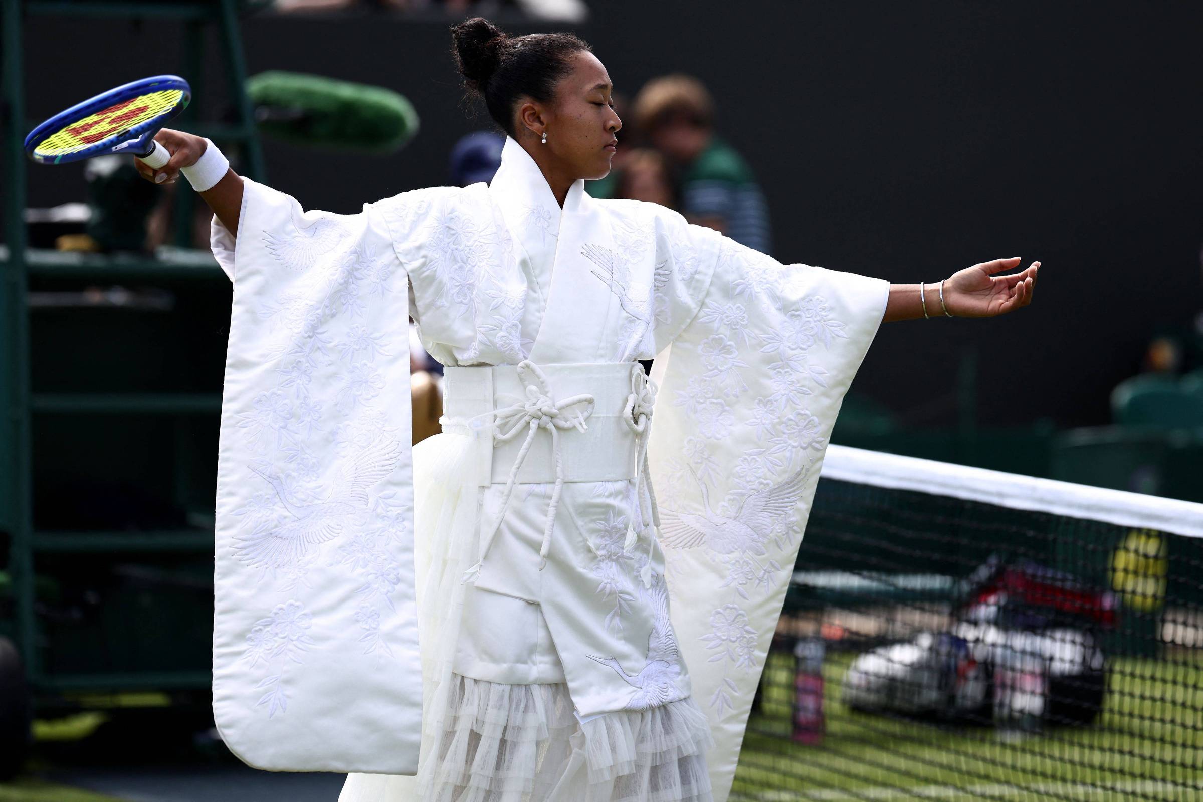 Tenista Naomi Osaka vira ícone de moda ao desfilar looks assinados nas quadras