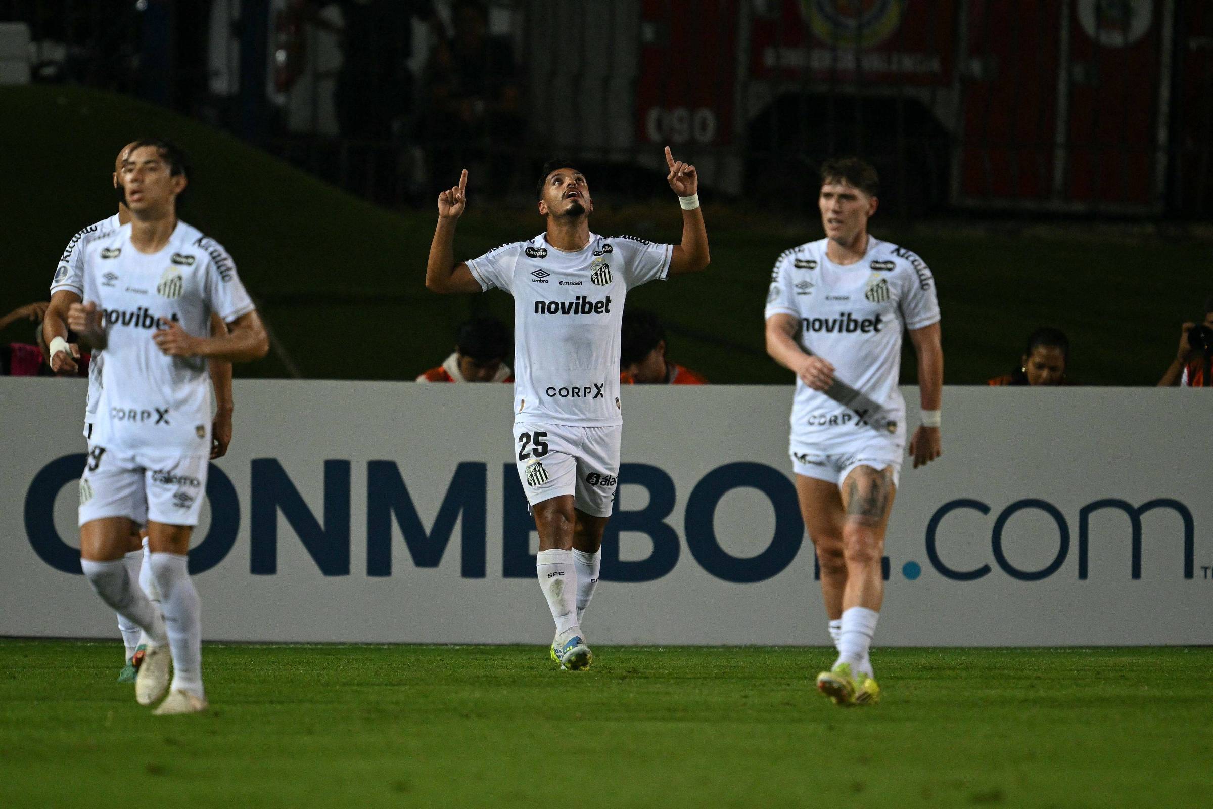 Futebol na Venezuela volta com vitória do Santos em estádio esvaziado