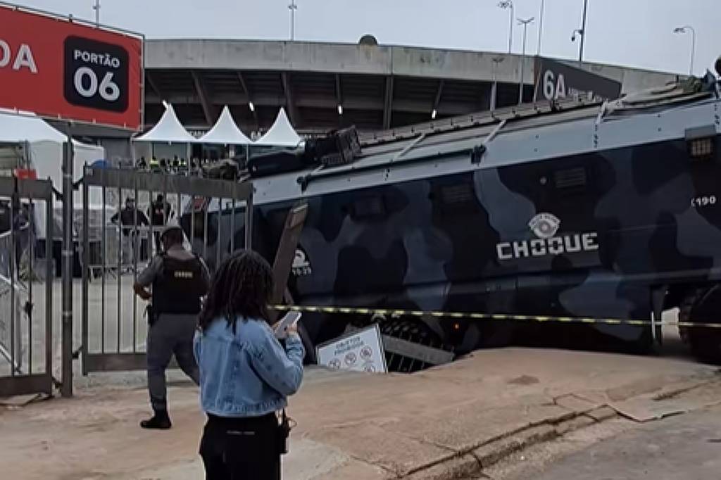Chão cede na entrada do Morumbis e caminhão da Tropa de Choque afunda