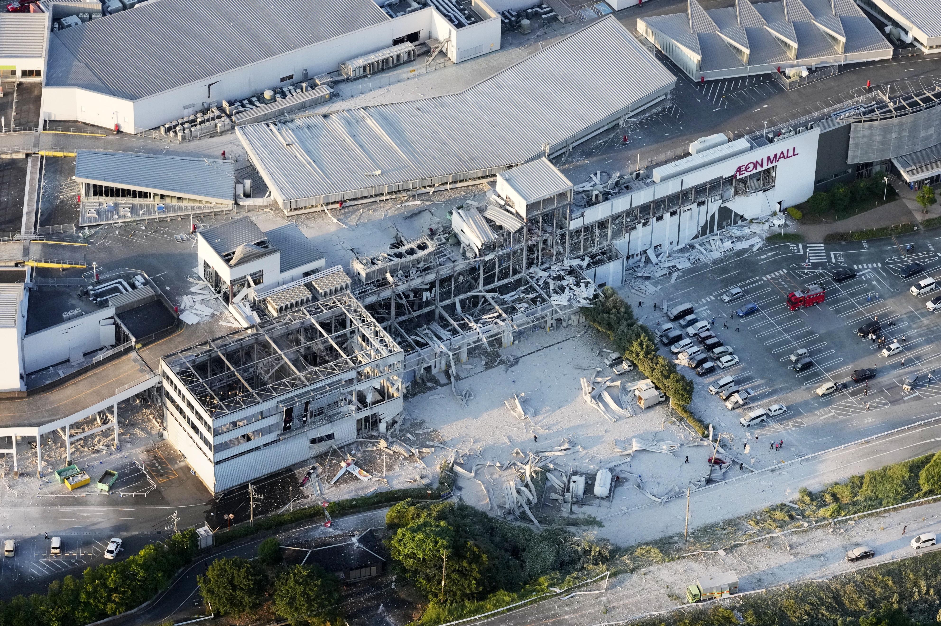VÍDEO de drone mostra escombros dentro de shopping que explodiu após terremoto no Japão