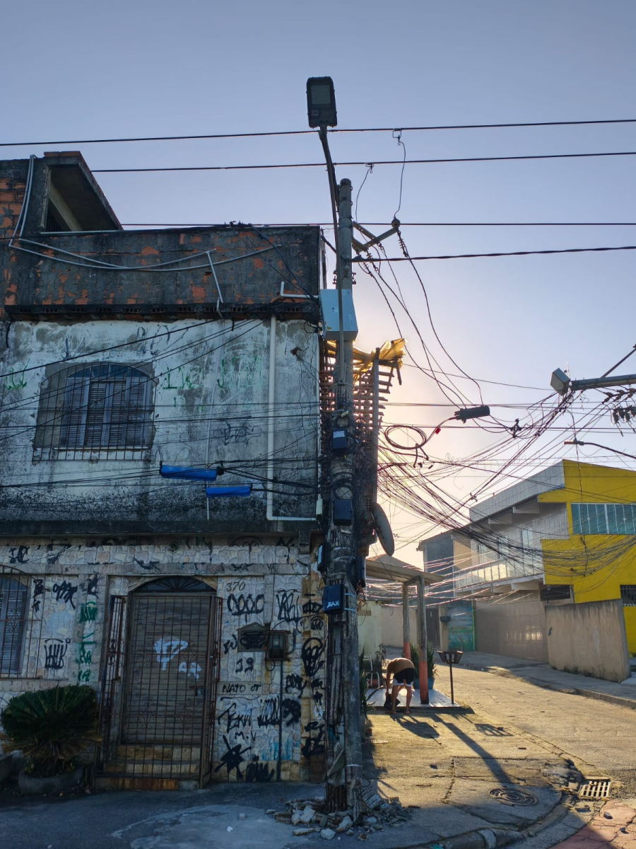 Falta de energia entra no terceiro dia e moradores de Sepetiba cobram resposta da Light; poste permanece apoiado sobre imóvel há cerca de 48 horas