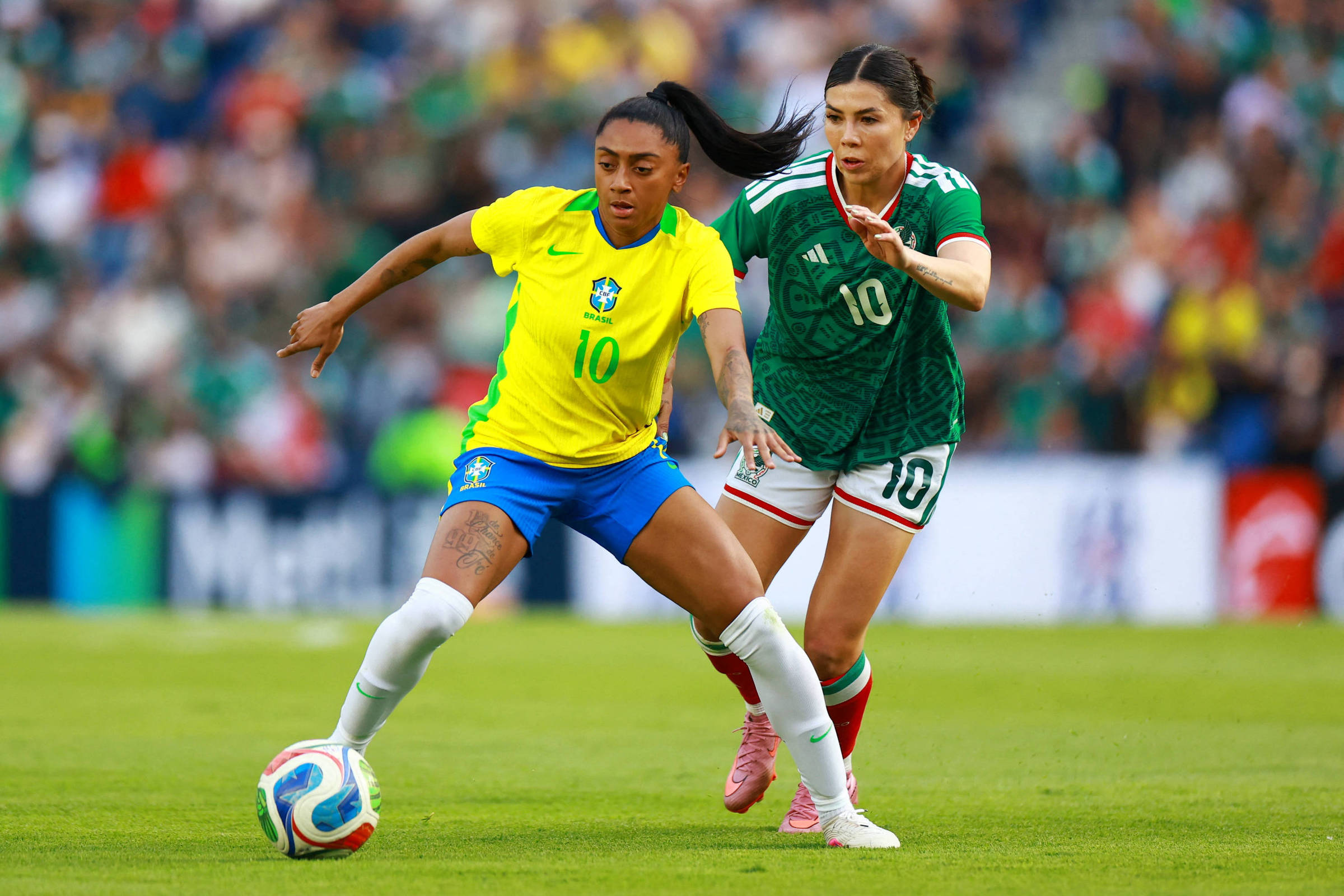 Barcelona contrata atacante brasileira Kerolin em transferência recorde