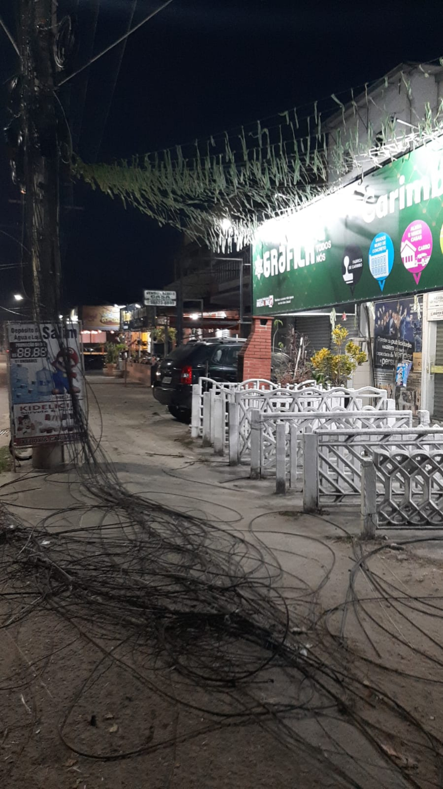 Cabos queimados espalhados em calçadas preocupam moradores e comerciantes na Estrada do Piaí, em Sepetiba