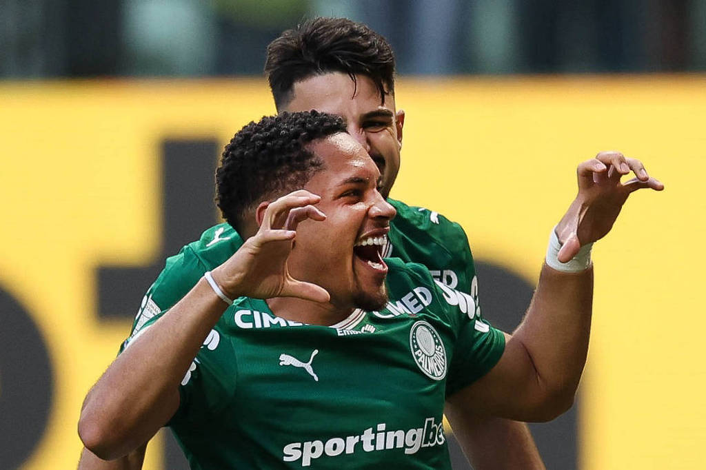 Palmeiras goleia o Vasco e respira; São Paulo cai para a lanterna Chapecoense