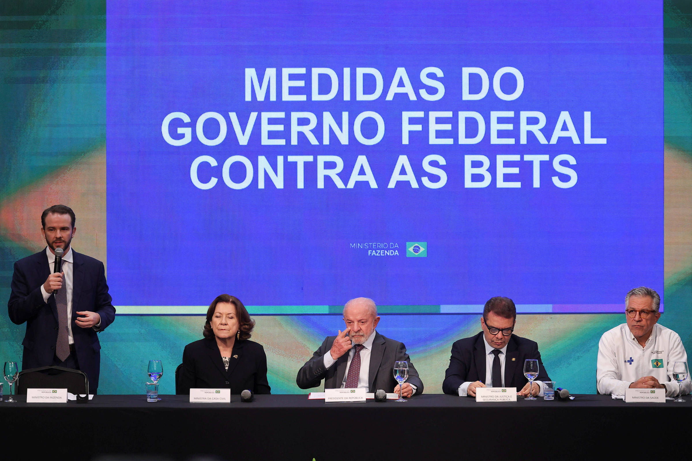 Governo deve se reunir com clubes para tratar de veto às bets