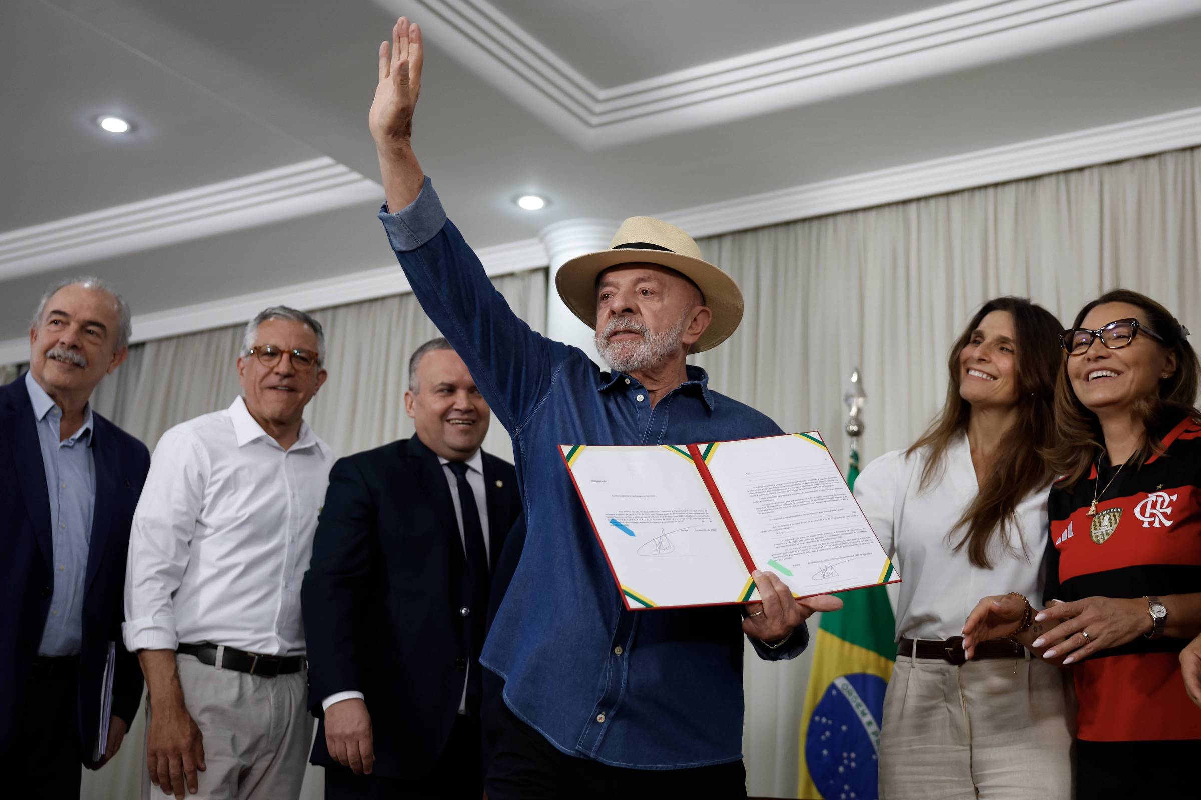 Lula sanciona Lei do Futebol Feminino, que determina estímulo à modalidade