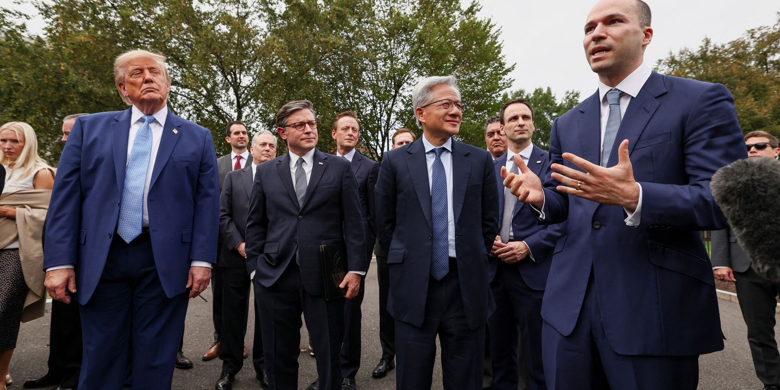 Trump anuncia autorregulação da IA por big tech em meio a temor social