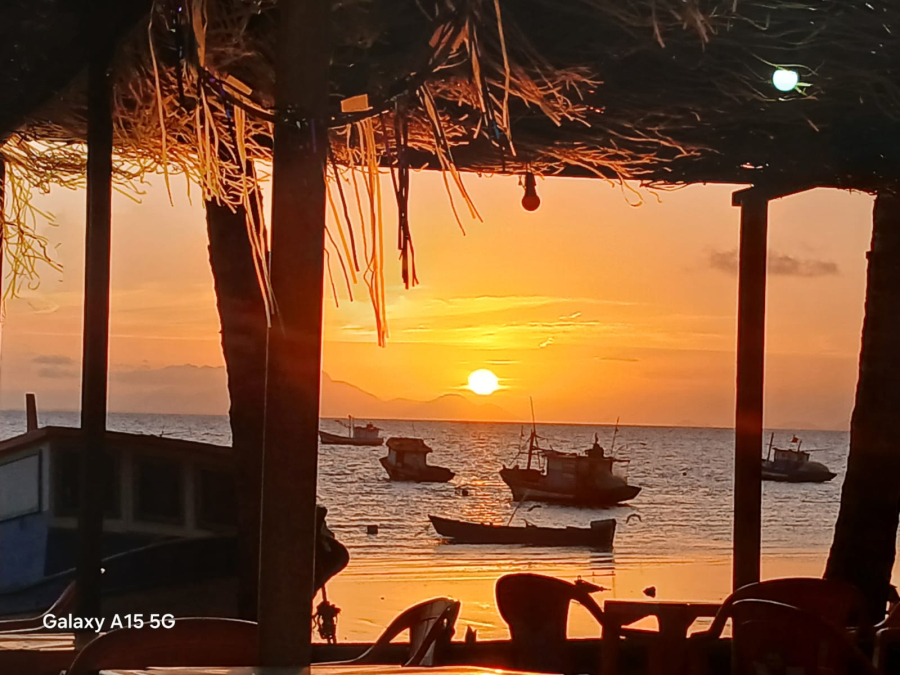Tradição, sabor e música ao vivo: conheça o Quiosque da Amizade na Praia do Recôncavo