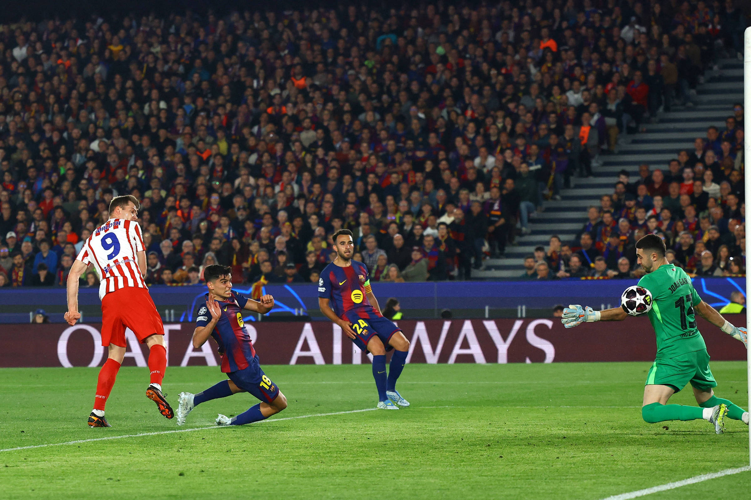 Barcelona tem zagueiro expulso e vê Atlético abrir vantagem na Champions