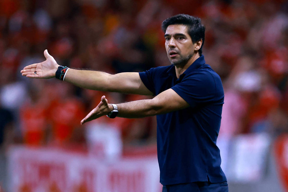 Abel Ferreira é suspenso por 8 jogos e fica fora do clássico contra o Corinthians