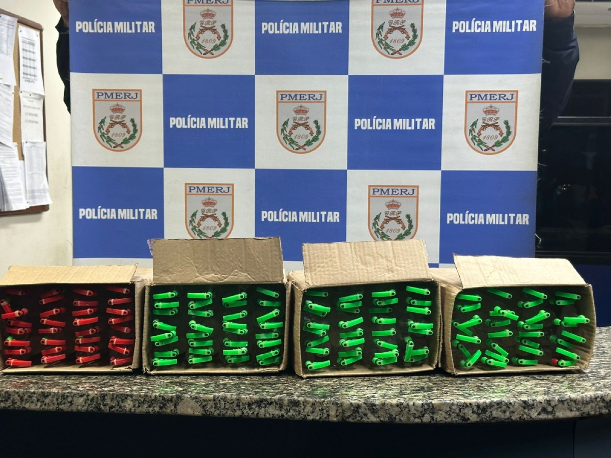 Cerca de 127 frascos de lança-perfume são apreendidos em Barra Mansa; quatro suspeitos fugiram