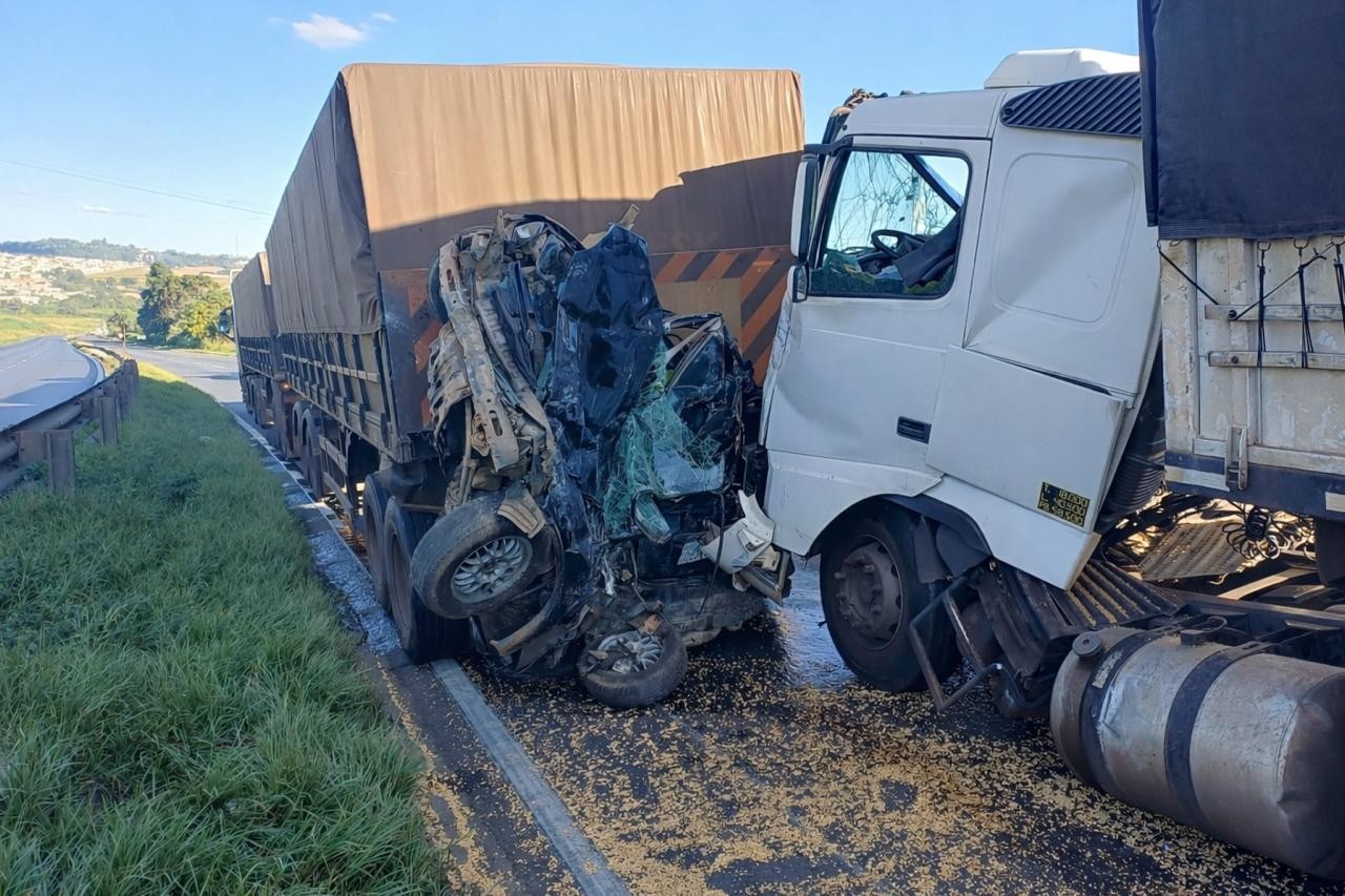 Carreta não consegue frear em radar e prensa carro com casal de jovens na BR-376, no Paraná; os dois morreram