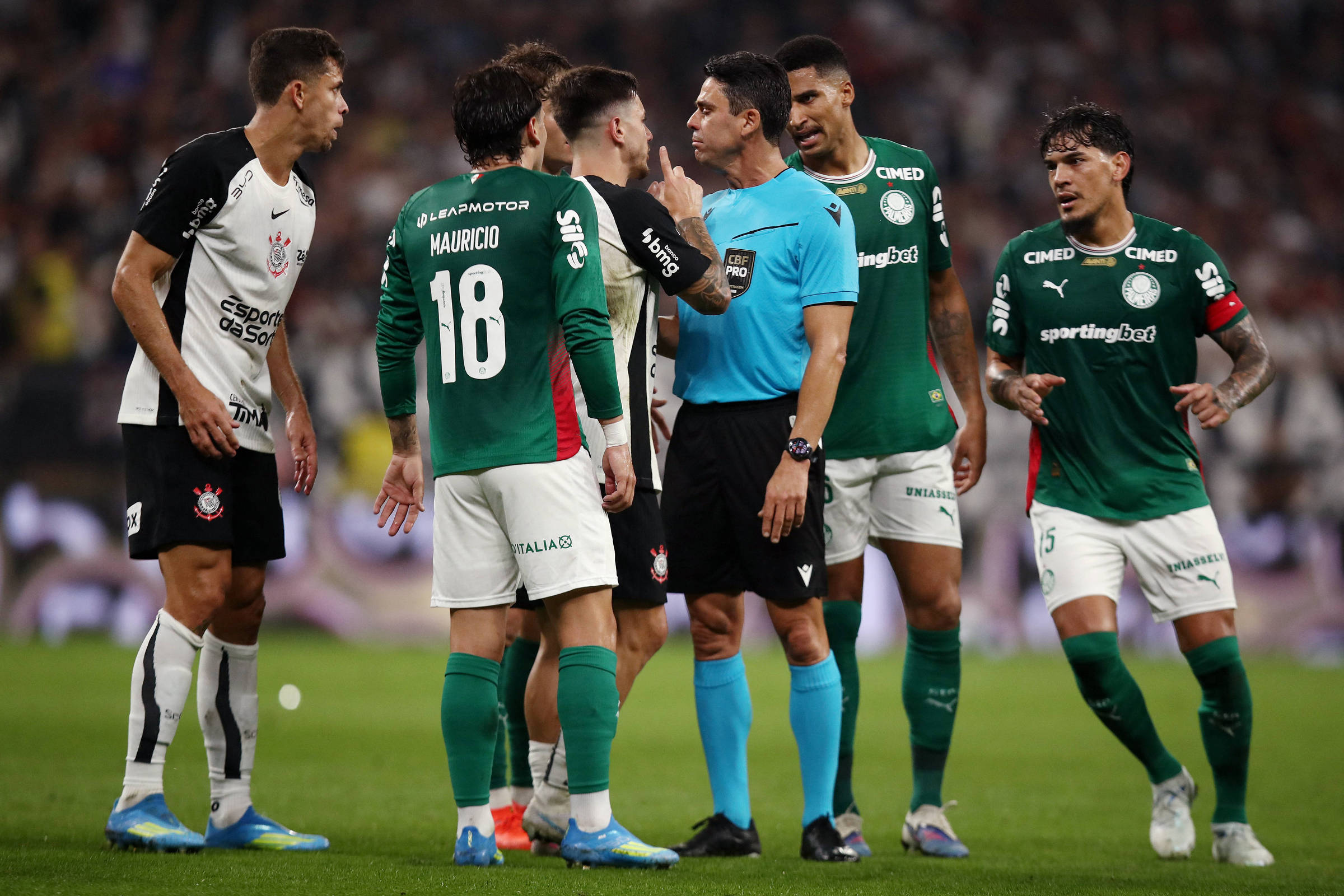 Com dois jogadores a menos, Corinthians empata clássico com Palmeiras