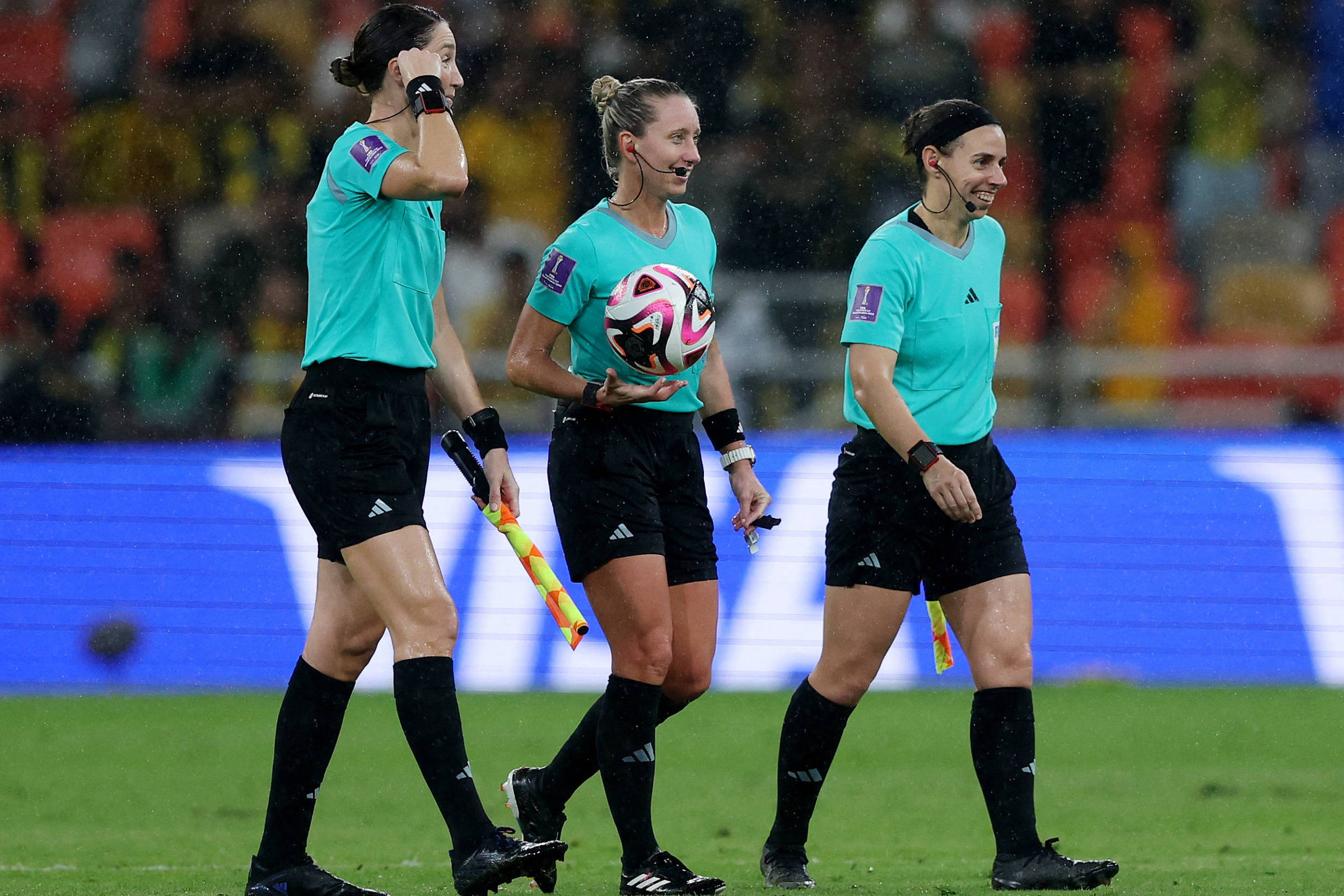 Elas têm coragem para apitar. A Fifa tem coragem para escalar?