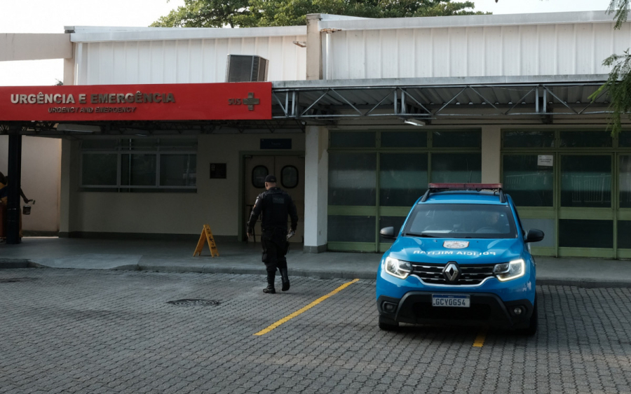 Mulher é atingida por bala perdida após PM reagir a assalto na Barra da Tijuca