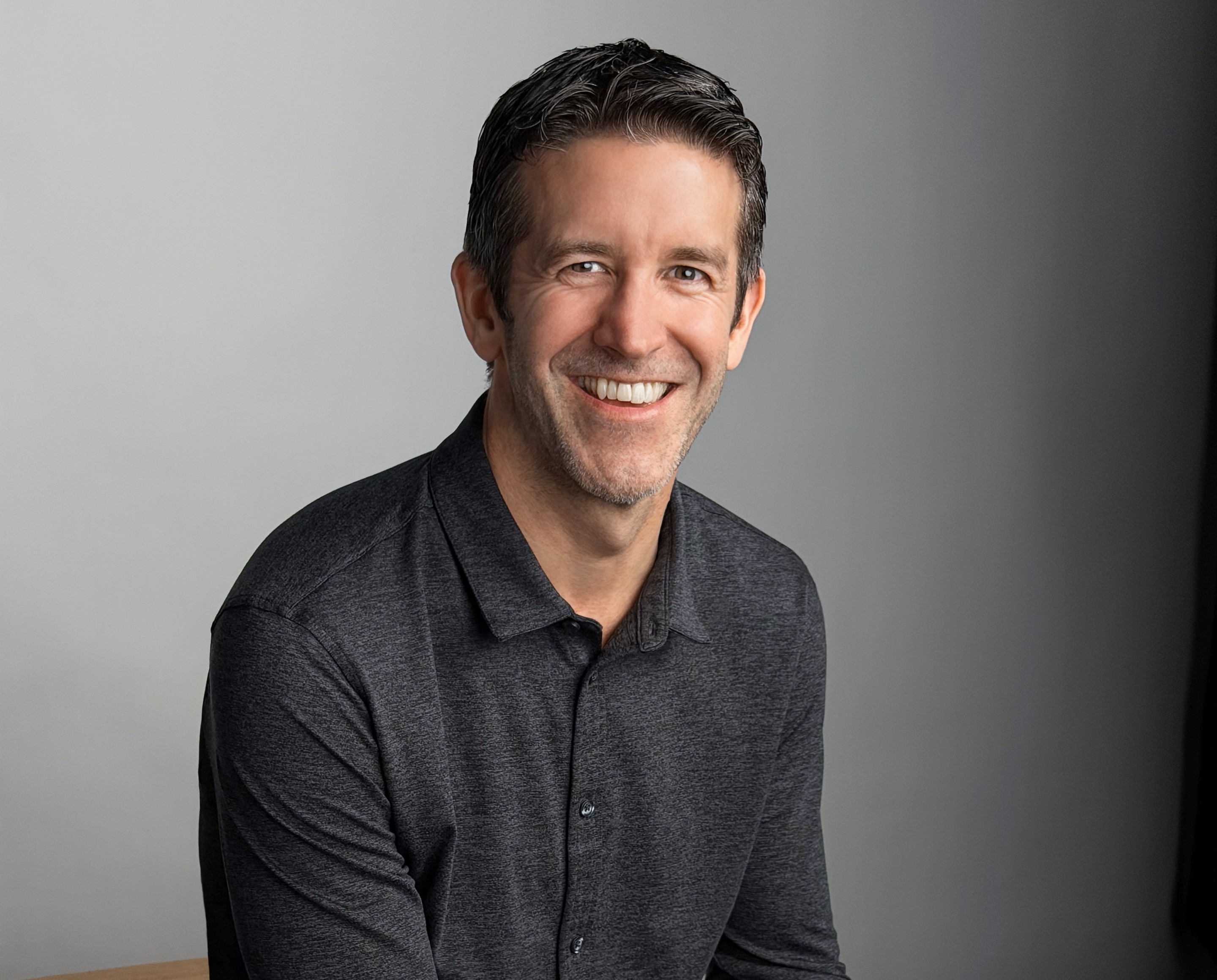 Quem é John Ternus, sucessor de Tim Cook no comando da Apple