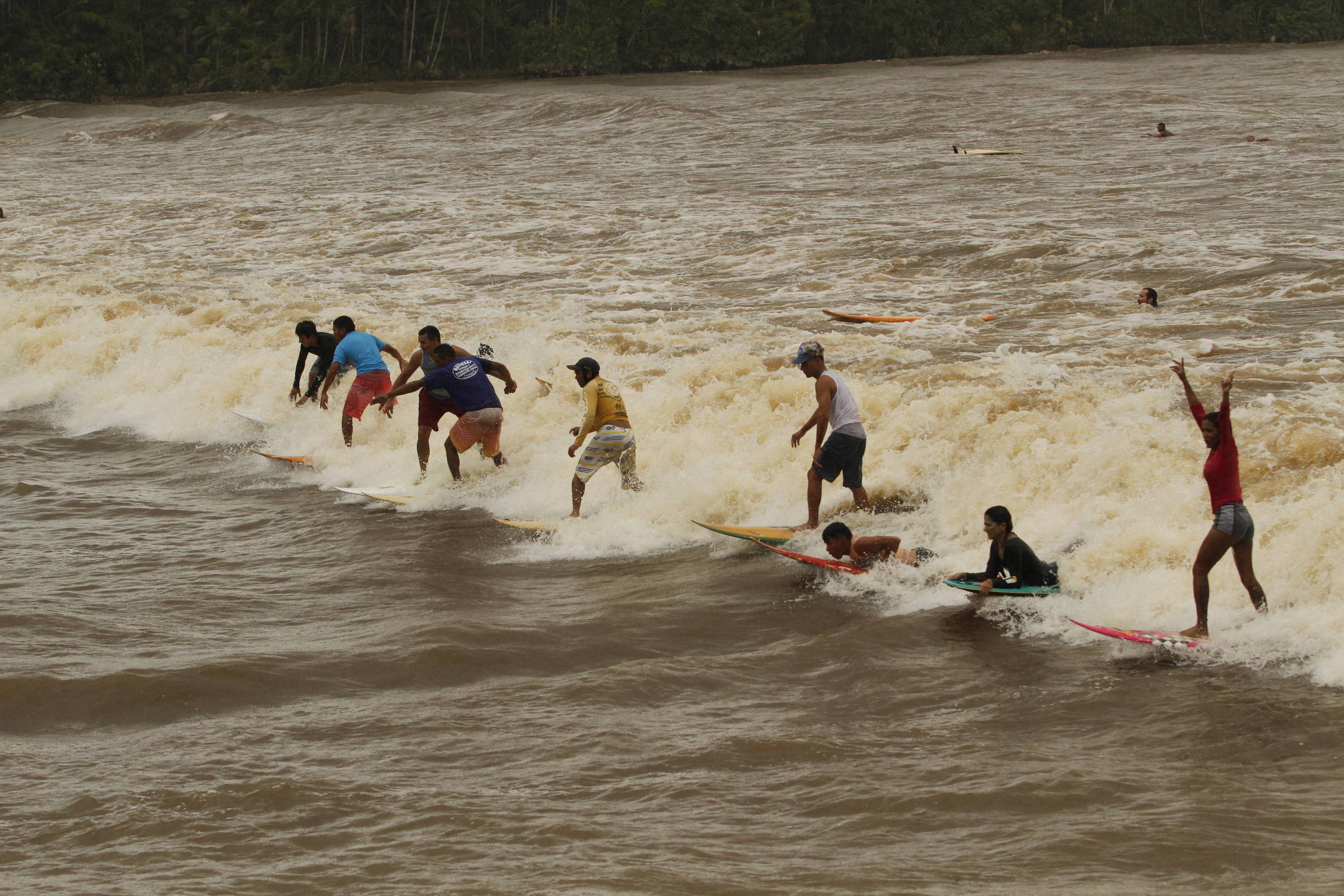 Surfistas pegam onda na pororoca no Pará
