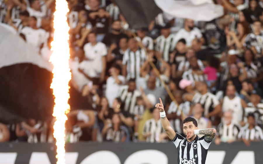 Botafogo marca nos acréscimos e larga na frente da Chapecoense na Copa do Brasil