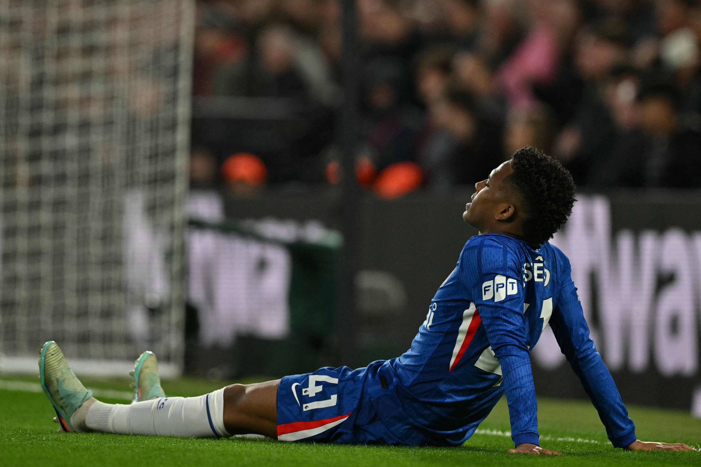 Lesão na coxa pode tirar Estêvão da Copa do Mundo