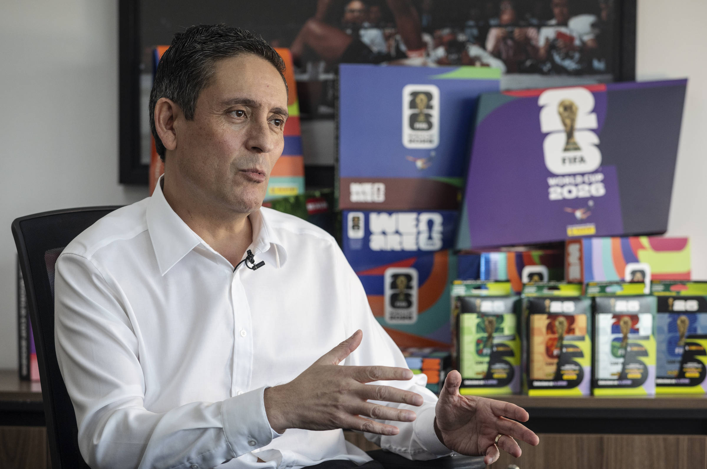 Panini monta álbum da Copa por probabilidade e encara incertezas como Irã