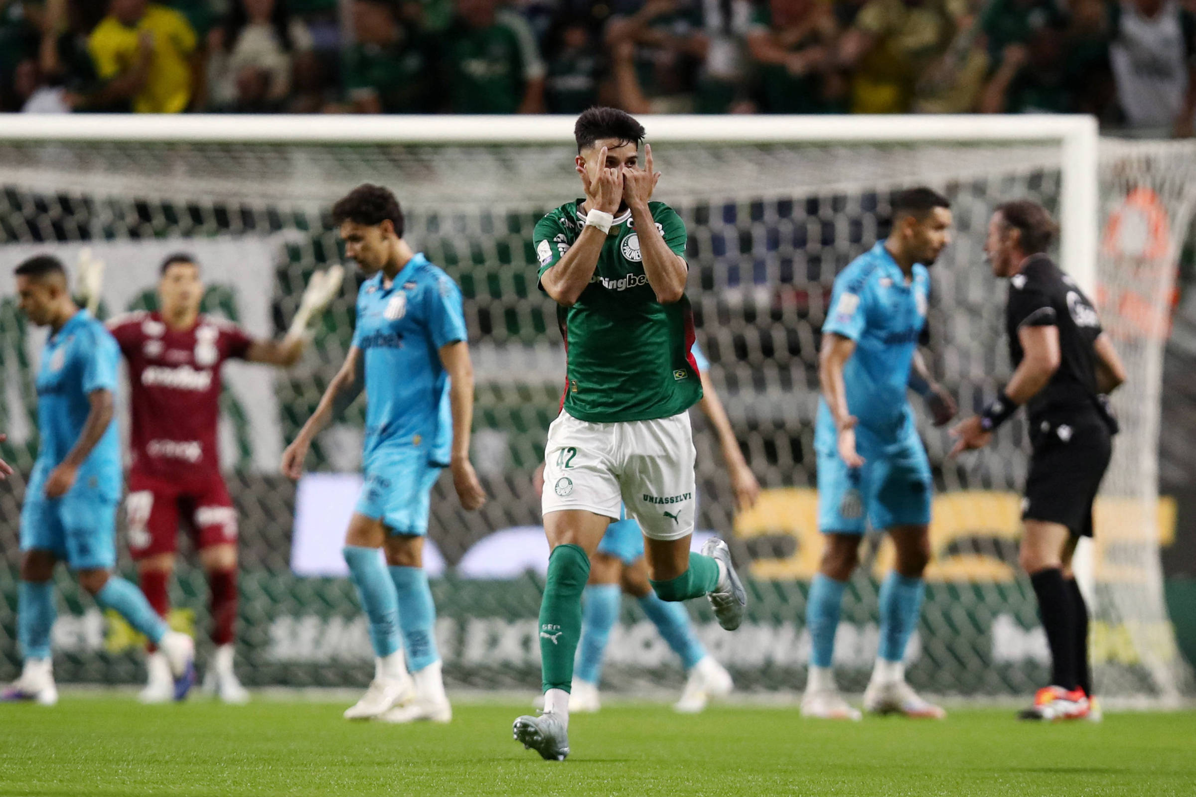 Palmeiras arranca empate do Santos e chega a 13 partidas sem perder