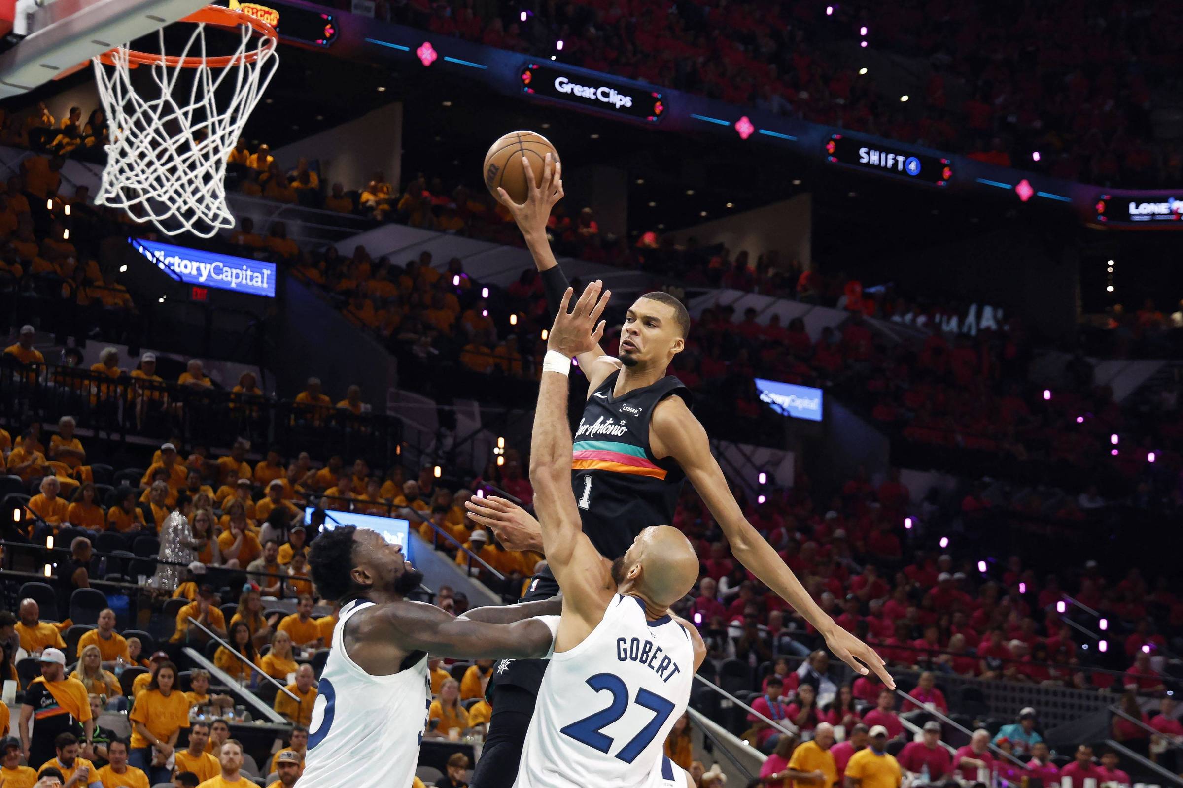 Wembanyama quebra recorde de bloqueios em jogos de playoffs da NBA