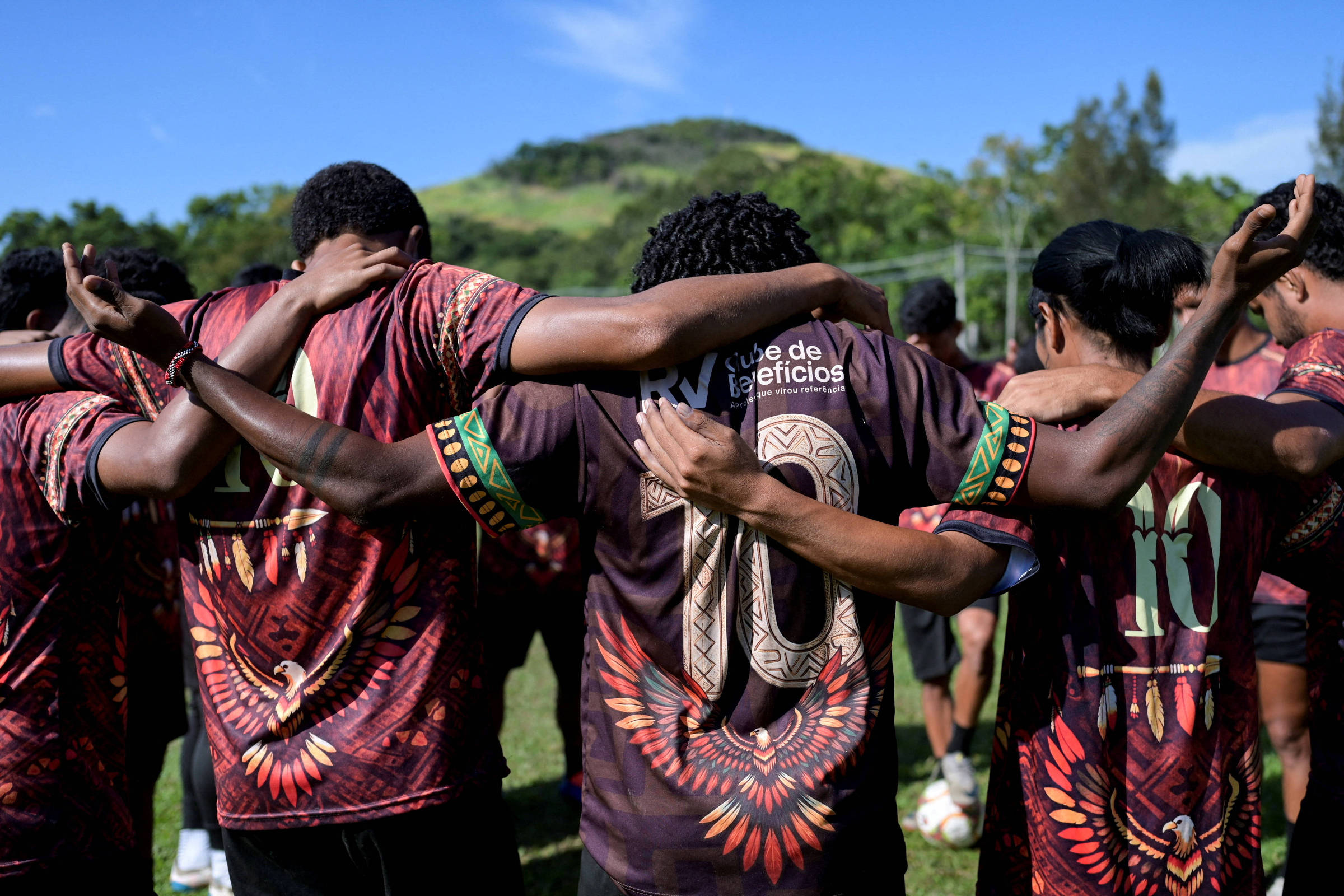 Time de futebol indígena estreia profissionalmente no Brasil para marcar gols e combater o preconceito