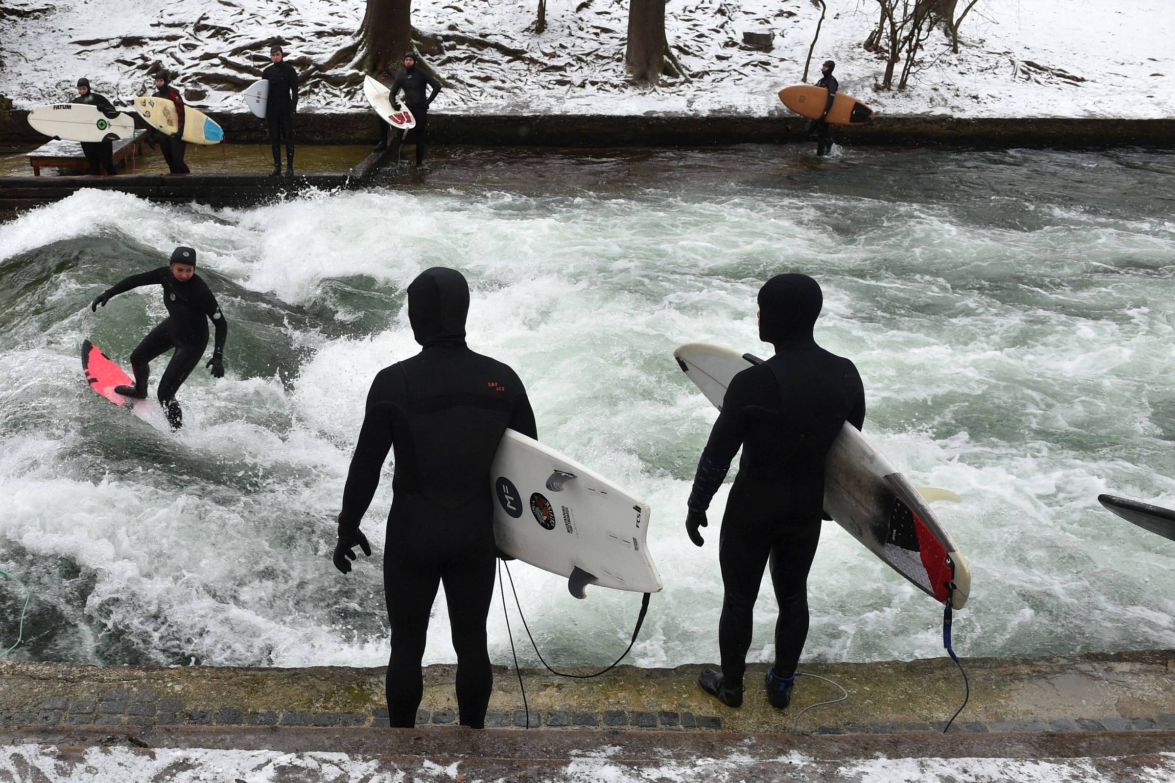 Surfistas celebram volta da 'onda de Munique'