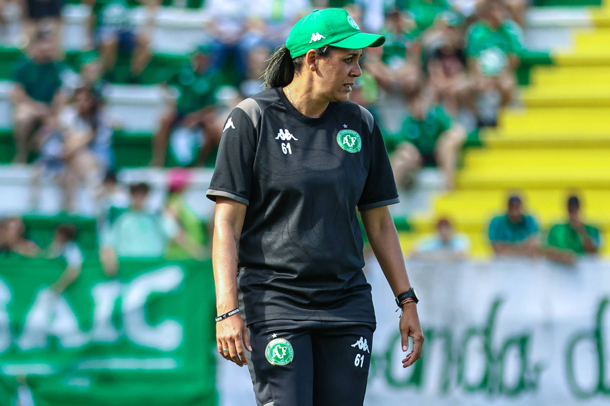 Primeira auxiliar técnica na Série A, Nívia celebra chance, mas ainda destaca barreiras