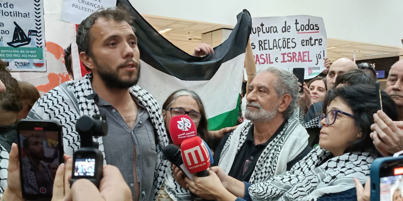Ativista Thiago Ávila volta ao país após prisão em Israel