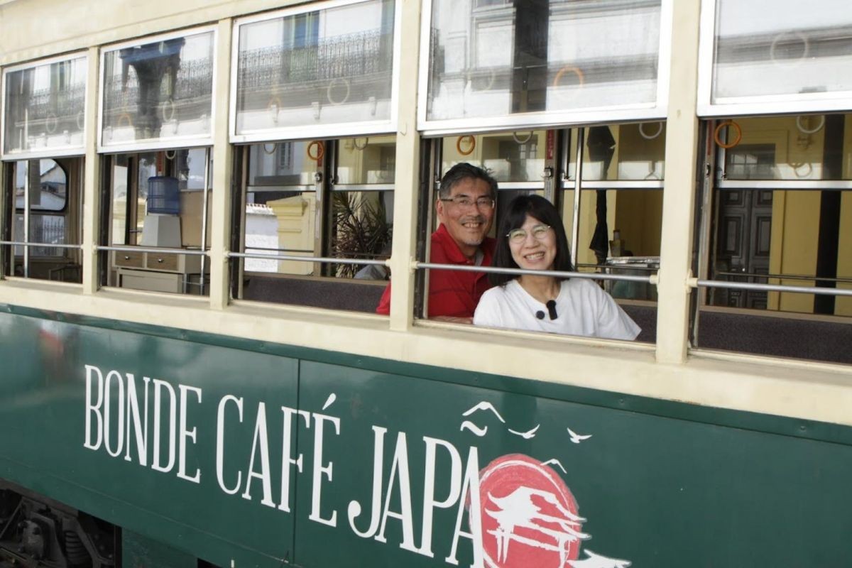 Após 40 anos, casal reencontra no Brasil bonde que marcou início da história de amor no Japão; VÍDEO