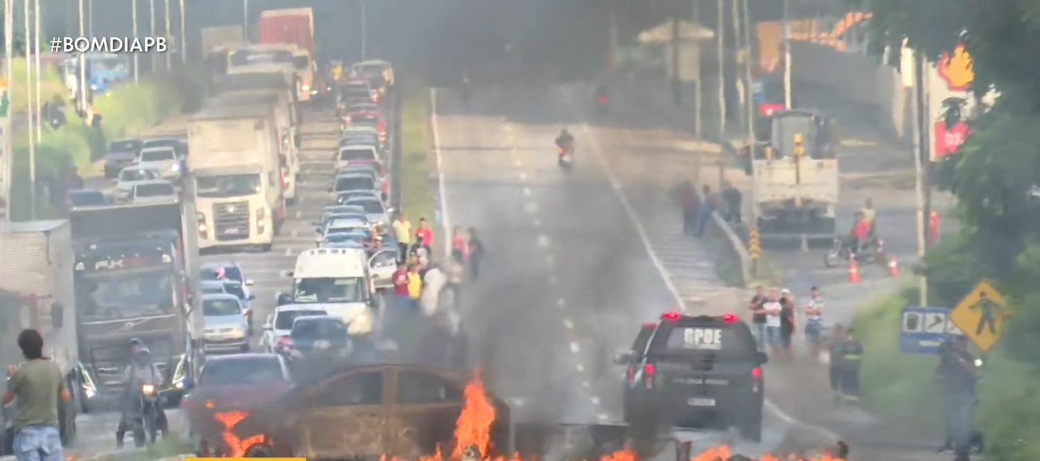 Protesto bloqueia trecho da BR-230 em João Pessoa após morte de jovem em ação policial